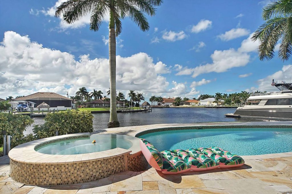 Swimming pool and Jacuzzi- Villa Romantic Cape Coral